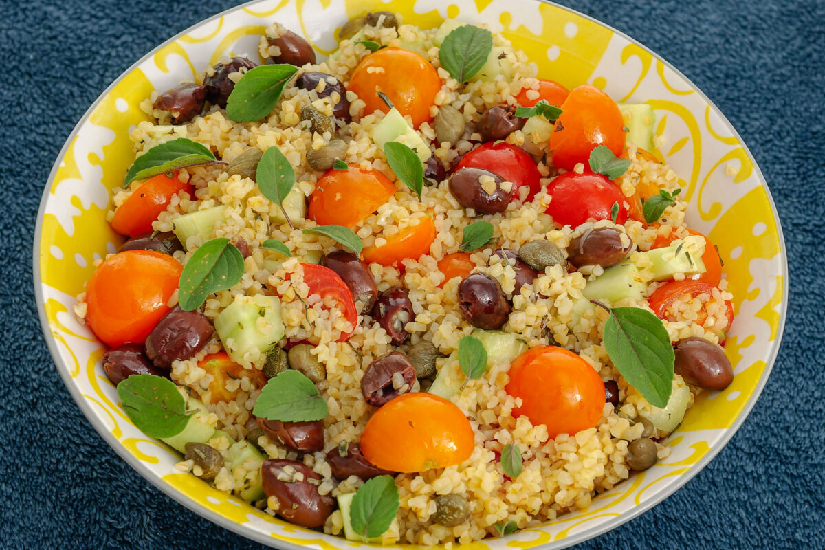 Recette végétarienne de salade de boulgour au concombre, tomates cerises et olives — câpre et basilic