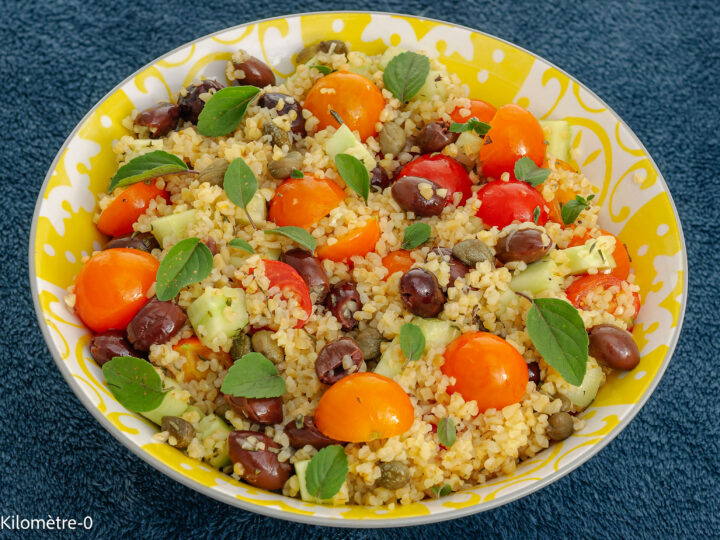 Recette végétarienne de salade de boulgour au concombre, tomates cerises et olives — câpre et basilic