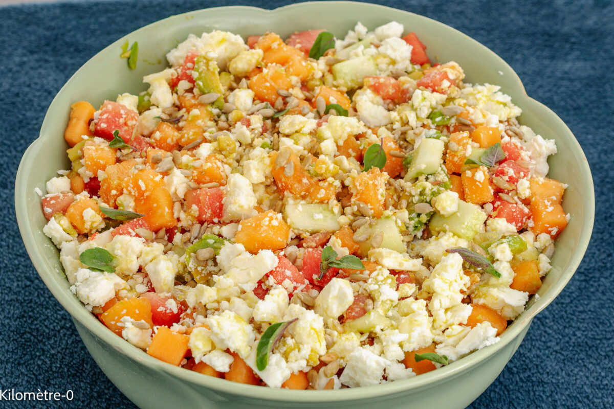 Recette sans gluten de salade grecque de pastèque, concombre, avocat, feta et graines — melon et basilic