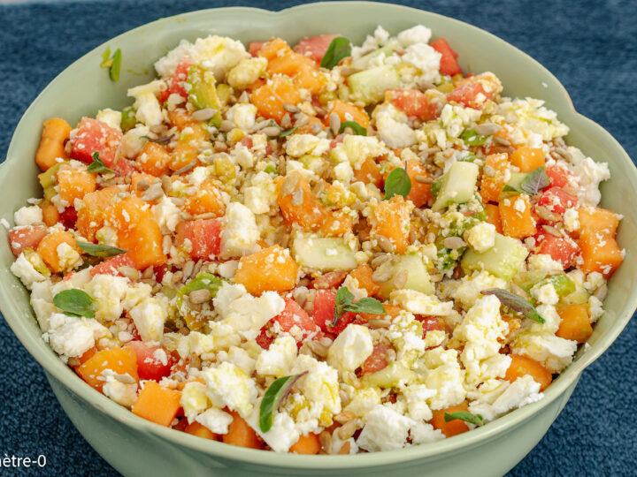 Recette sans gluten de salade grecque de pastèque, concombre, avocat, feta et graines — melon et basilic