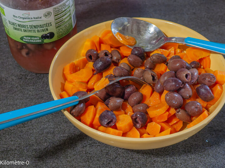 Daurade en salade avec des carottes cuites et des olives : étape 6 — Versez les carottes et les olives dans un saladier et…