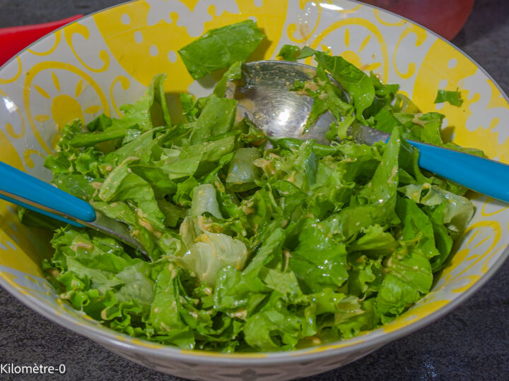Daurade en salade avec des carottes cuites et des olives : étape 7 — Préparez la salade et versez le reste de vinaigrette…