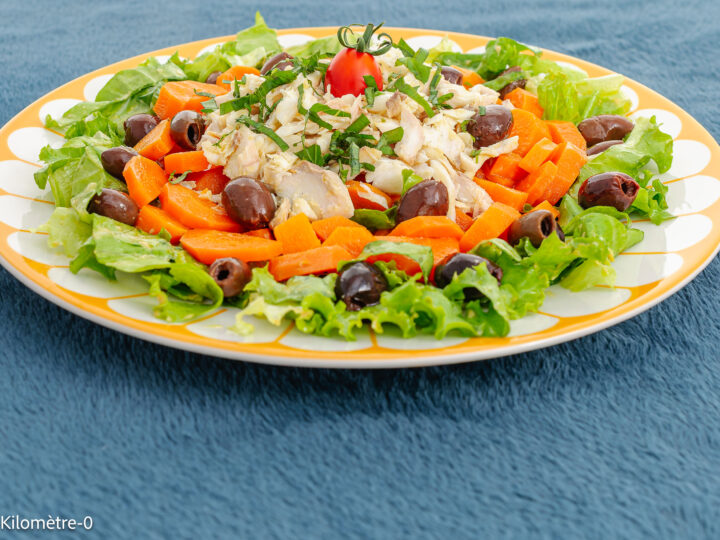 Daurade en salade avec des carottes cuites et des olives : étape 8 — Répartissez la salade dans les assiettes, déposez le…