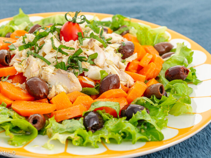 Recette sans gluten de daurade en salade avec des carottes cuites et des olives — fines herbes et huile de colza
