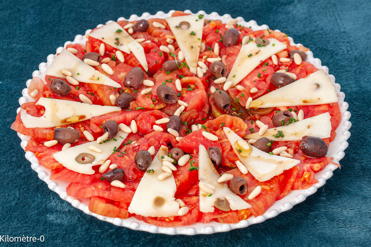 Recette sans gluten de salade de tomates, pecorino aux olives — pignon de pin et vinaigre balsamique