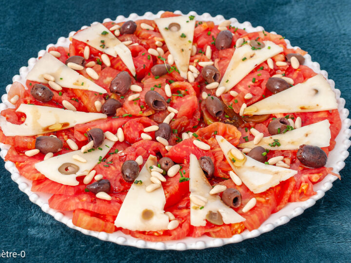 Recette sans gluten de salade de tomates, pecorino aux olives — pignon de pin et vinaigre balsamique