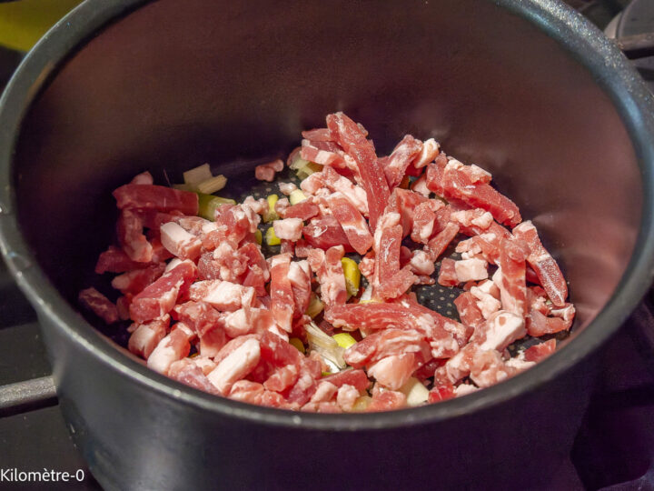 Baguette farcie lardons emmental : étape 2 — ajoutez les lardons pour que l'oignon profite du gras des lardons.