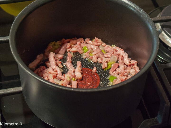 Baguette farcie lardons emmental : étape 3 — Cuisez-les pendant quelques minutes.