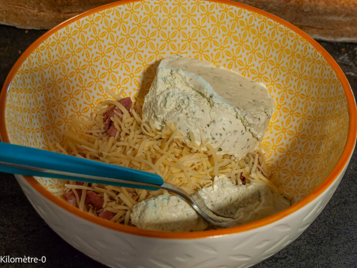 Baguette farcie lardons emmental : étape 4 — Mélangez le fromage frais, l'emmental et ajoutez le contenu de la poêle