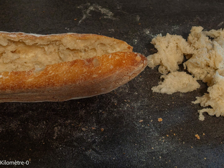 Baguette farcie lardons emmental : étape 5 — Coupez dans le sens de la longueur sur un côté la baguette.