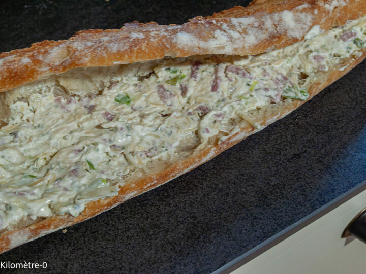 Baguette farcie lardons emmental : étape 6 — Garnissez le pain de la farce.