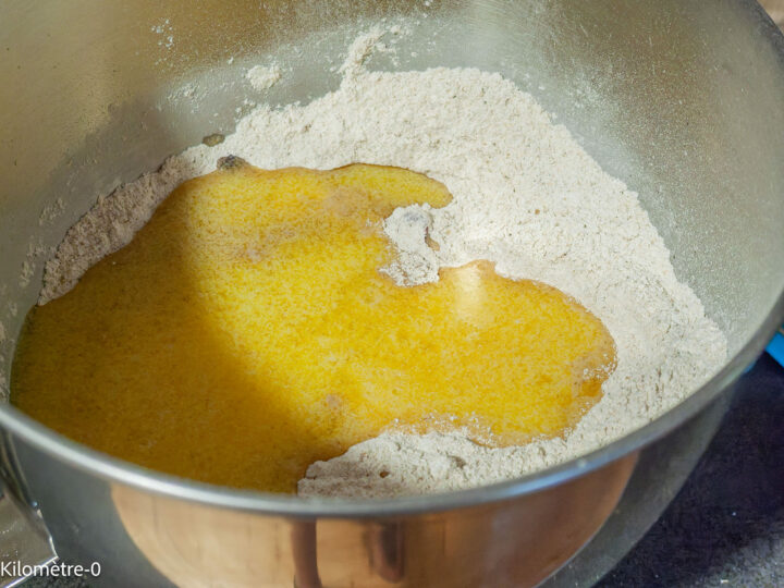 Cookies aux amandes et pépites de chocolat : étape 2 — Ajoutez les oeufs et le beurre fondu.