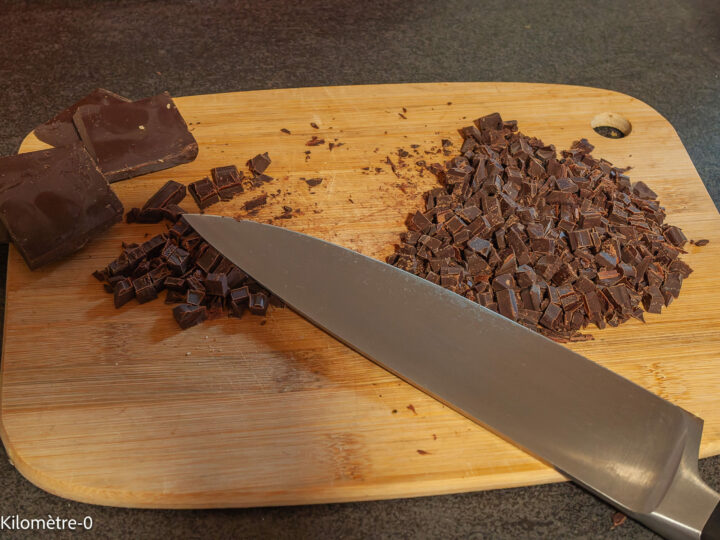 Cookies aux pépites de chocolat : étape 1 — Si vous partez d'une tablette de chocolat, coupez les carrés et avec un grand…