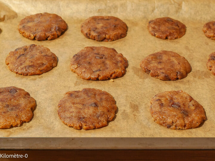 Cookies aux pépites de chocolat : étape 7 — Déposez les cookies sur une grille sur laquelle vous mettrez un tapis en…