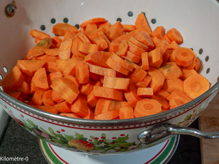 Daurade en salade avec des carottes cuites et des olives : étape 1 — Grattez les carottes ou épluchez-les, lavez-les.