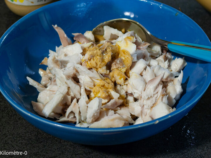 Daurade en salade avec des carottes cuites et des olives : étape 5 — Enlevez les arêtes et détachez les filets en morceaux…