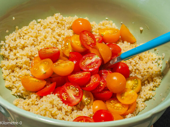 Salade de boulgour au concombre, tomates cerises et olives : étape 3 — Lavez les tomates cerises, coupez-les en deux.