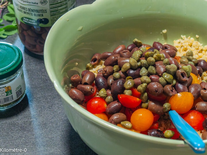 Salade de boulgour au concombre, tomates cerises et olives : étape 4 — Ajoutez les olives et les câpres.