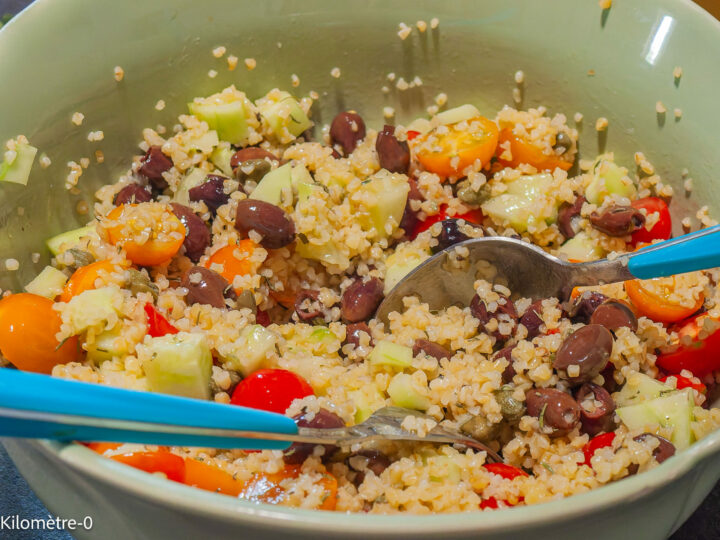Salade de boulgour au concombre, tomates cerises et olives : étape 6 — Ajoutez les dés de concombre dans la salade ainsi que…
