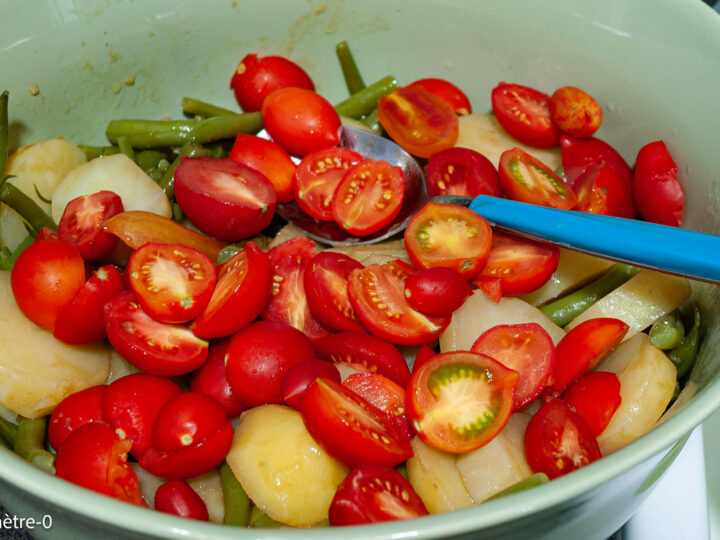 Salade de haricots verts, pommes de terre, tomates et olives : étape 5 — Ajoutez les et les haricots verts, les tomates…