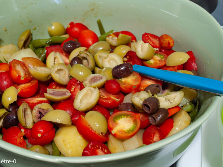 Préparation de salade de haricots verts, pommes de terre, tomates et olives, étape 6 sur 9