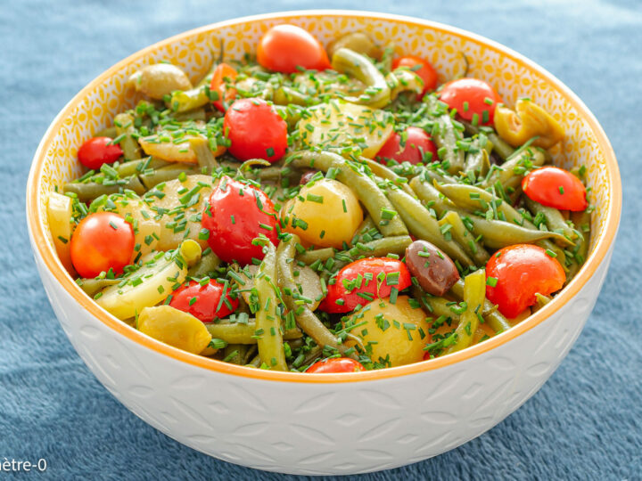 Salade de haricots verts, pommes de terre, tomates et olives : étape 8 — Parsemez-en la salade et ajoutez quelques tomates…