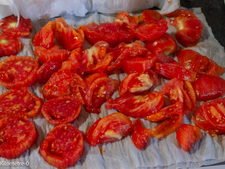 Salade de tomates, betteraves rouges, concombre et haricots verts : étape 2 — Pelez les tomates, coupez-les en morceaux…