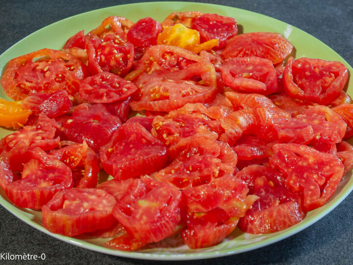 Salade de tomates – mozzarella : étape 3 — Déposez les tomates dans les assiettes.