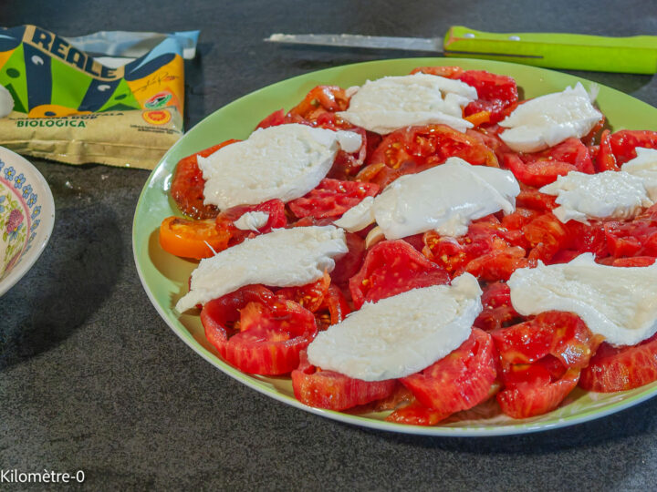 Salade de tomates – mozzarella : étape 4 — Coupez la mozzarella en fines tranches ou en petits morceaux.