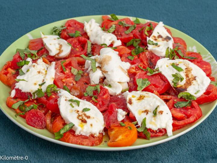 Salade de tomates – mozzarella : étape 5 — Ciselez le basilic et ajoutez-le.