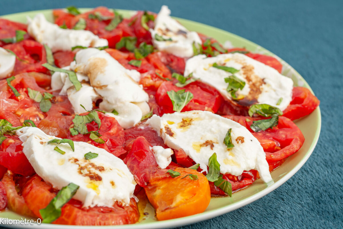 Recette sans gluten de salade de tomates – mozzarella — basilic et vinaigre balsamique