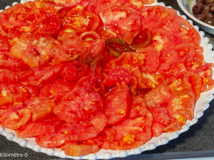 Salade de tomates, pecorino aux olives : étape 4 — Déposez les tomates dans les assiettes.
