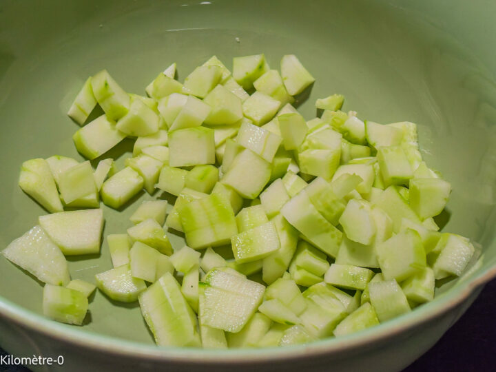 Salade grecque de pastèque, concombre, avocat, feta et graines : étape 2 — Épluchez le concombre et coupez-le en tranches…