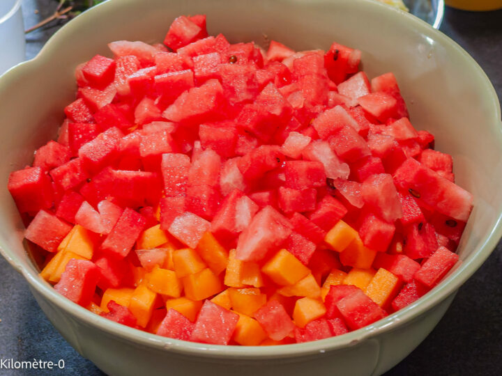 Salade grecque de pastèque, concombre, avocat, feta et graines : étape 3 — Pelez et coupez le melon et la pastèque en…