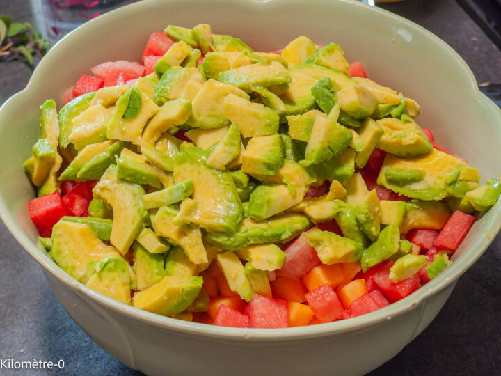 Salade grecque de pastèque, concombre, avocat, feta et graines : étape 5 — Coupez les avocats en morceaux, citronnez-les et…