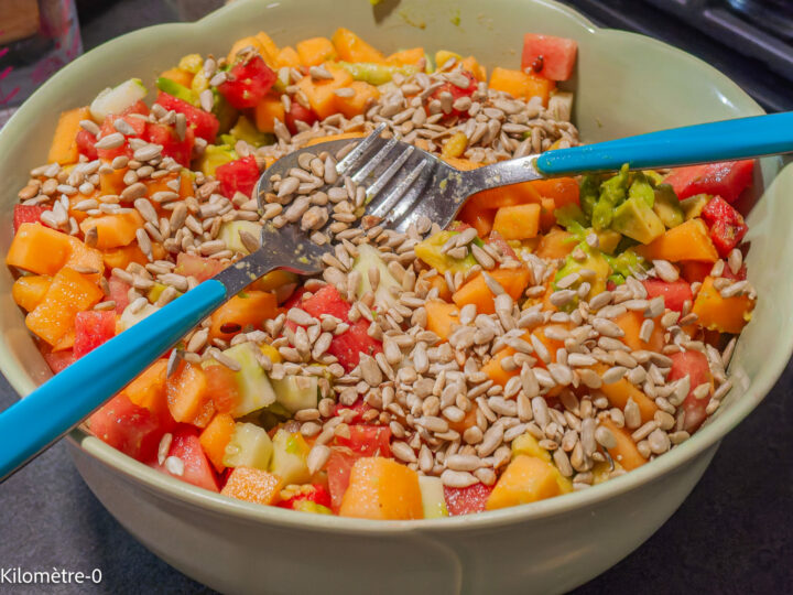 Salade grecque de pastèque, concombre, avocat, feta et graines : étape 6 — Ajoutez les graines de tournesol....