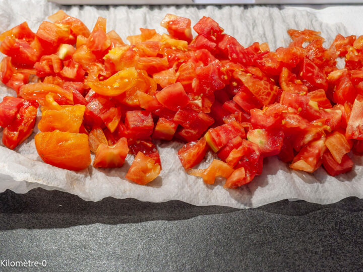 Taboulé aux aubergines : étape 3 — Pelez les tomates, coupez-les en dés et mettez-les sur du papier absorbant.