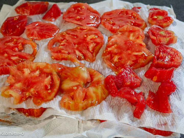 Salade de tomates – mozzarella : étape 1 — Pelez les tomates lavées, coupez-les en tranches et mettez-les à égoutter…