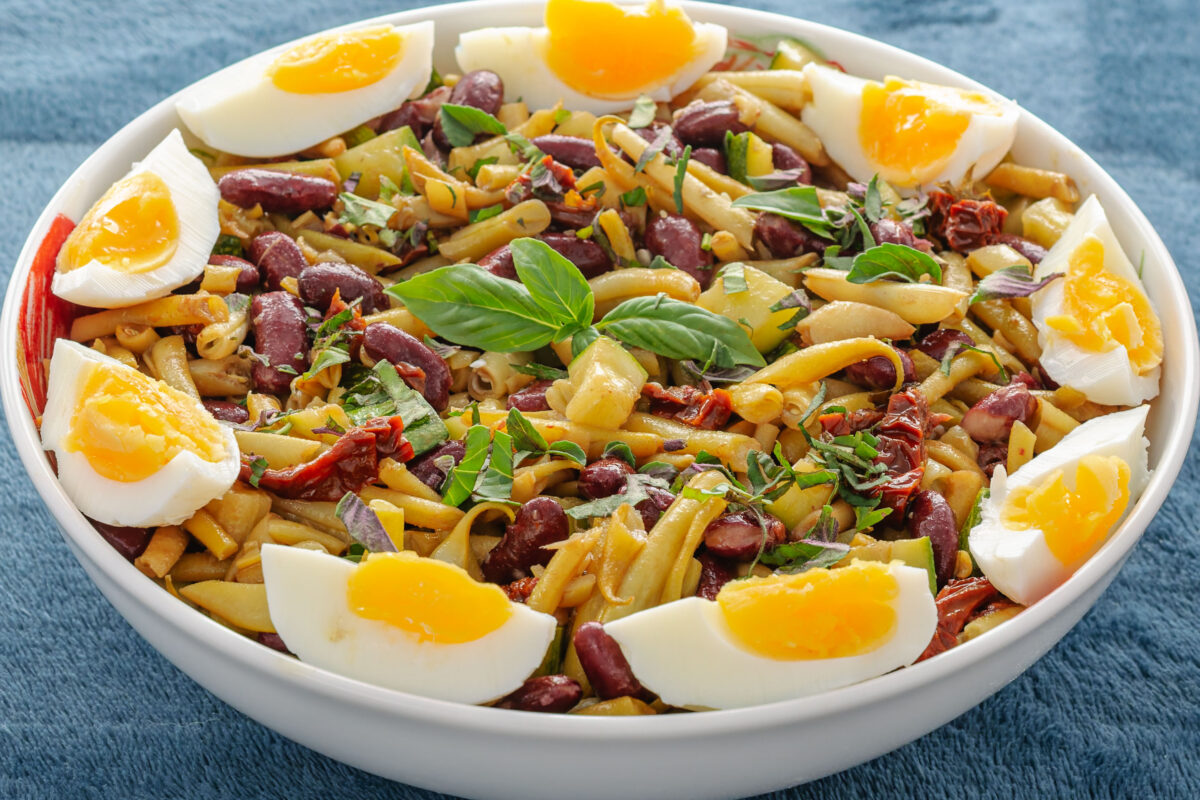 Recette végétarienne de salade aux deux haricots, courgettes et oeufs durs — tomate confite et vinaigre balsamique