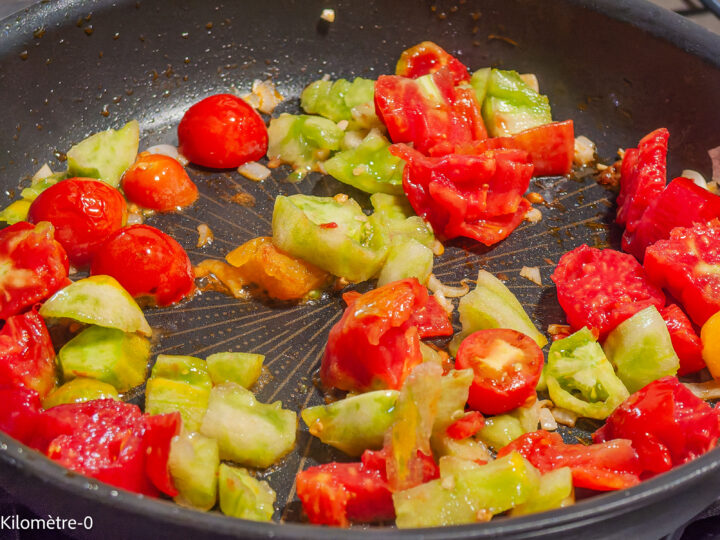Aubergines aux merguez et aux épices cajun : étape 7 — Ajoutez les tomates coupées en morceaux voire épluchées si vous avez…