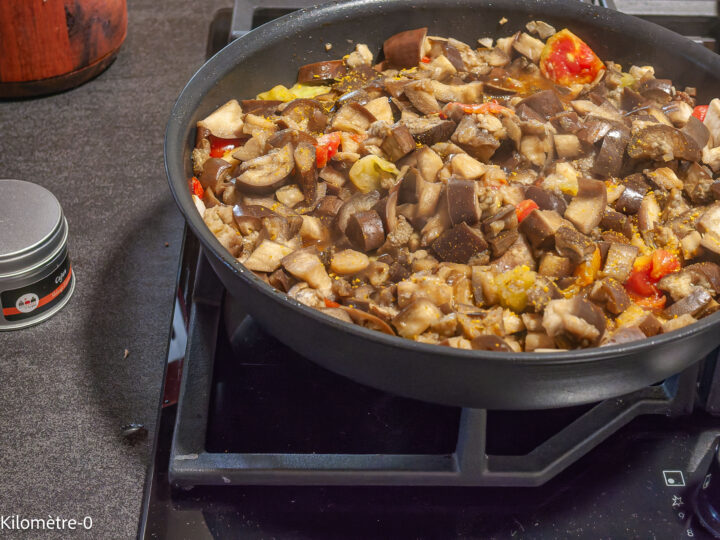 Aubergines aux merguez et aux épices cajun : étape 9 — Mélangez et laissez cuire 15 minutes à couvert.