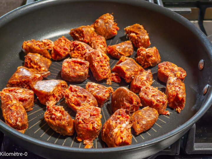 Aubergines aux merguez et aux épices cajun : étape 3 — Enlevez les boyaux des merguez et coupez-les en morceaux.