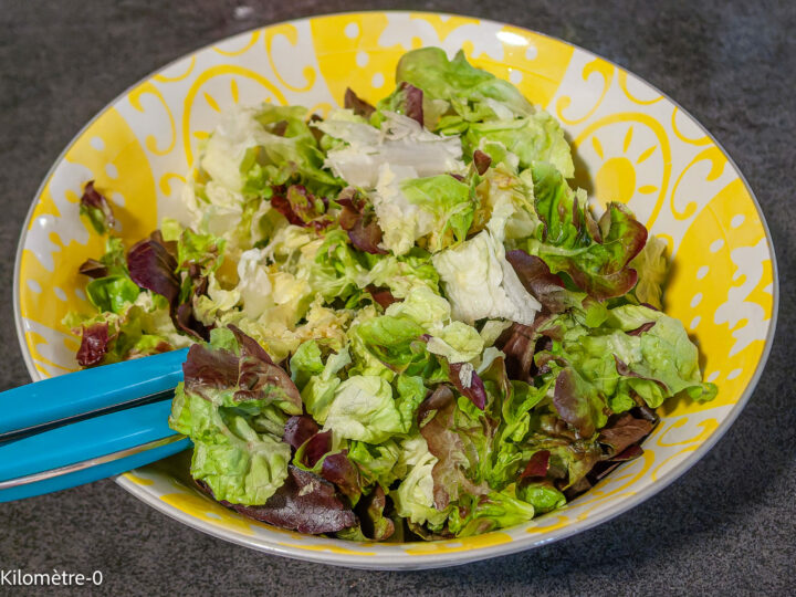 Oeufs brouillés aux tomates : étape 5 — Proposez une salade verte en accompagnement.