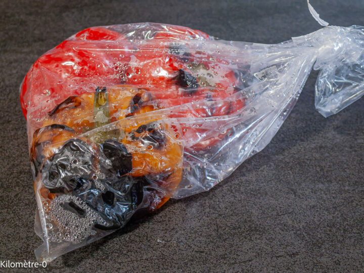 Poivrons grillés : étape 2 — Quand ils sont boursouflés de tous les côtés, mettez les dans un grand sachet plastique que…