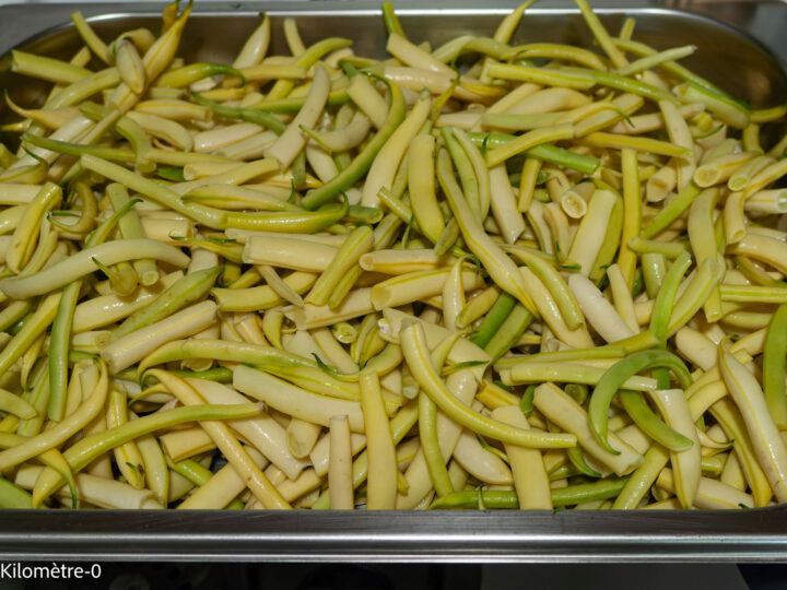 Salade aux deux haricots, courgettes et oeufs durs : étape 1 — Équeutez les haricots beurre, lavez-les.