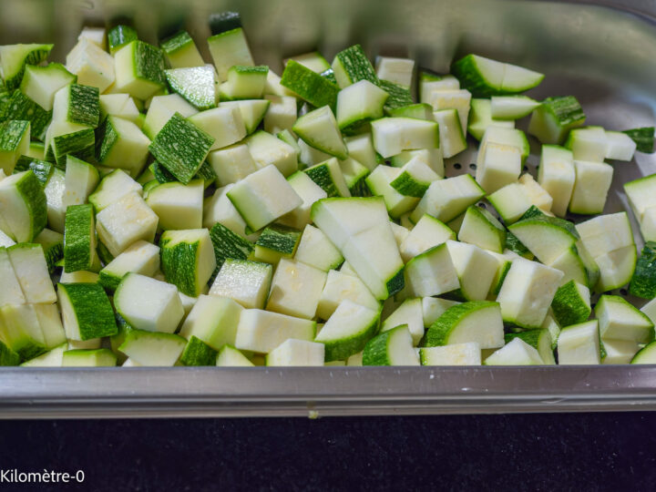 Salade aux deux haricots, courgettes et oeufs durs : étape 3 — Pendant la cuisson des haricots, lavez et coupez en dés les…