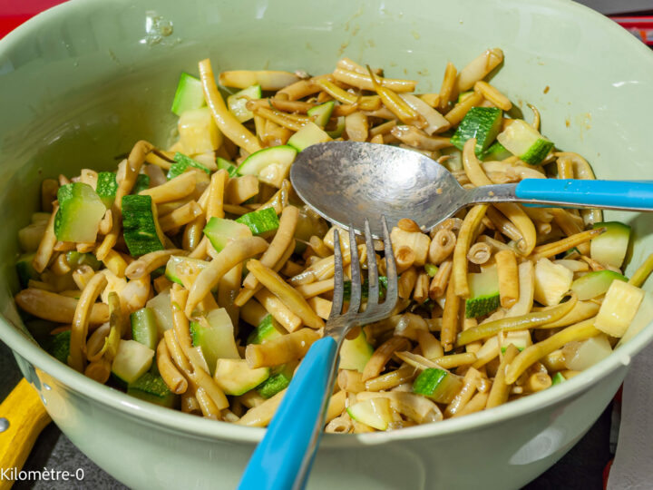 Salade aux deux haricots, courgettes et oeufs durs : étape 6 — Versez les légumes et mélangez.