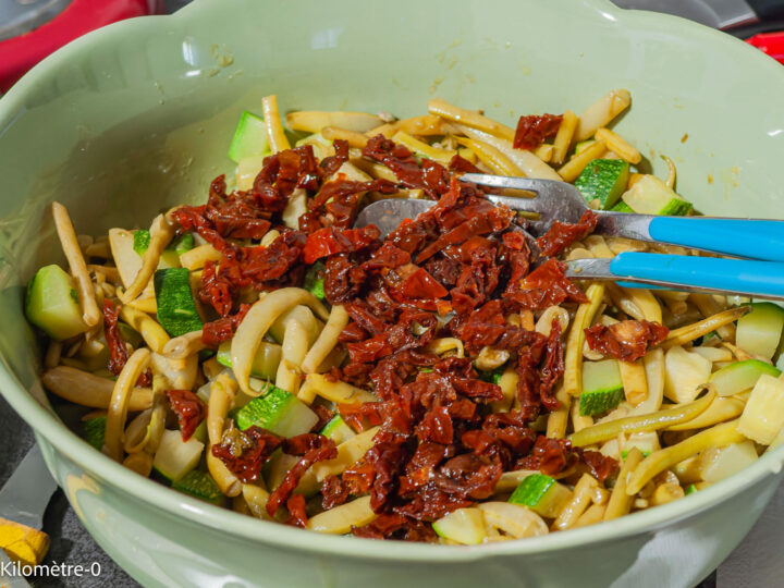 Salade aux deux haricots, courgettes et oeufs durs : étape 8 — Versez les tomates confites ou séchées dans le saladier.