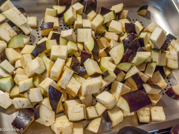 Salade d&rsquo;aubergines à la fêta et aux pignons de pin : étape 1 — Lavez les aubergines et coupez-les en tranches puis en…