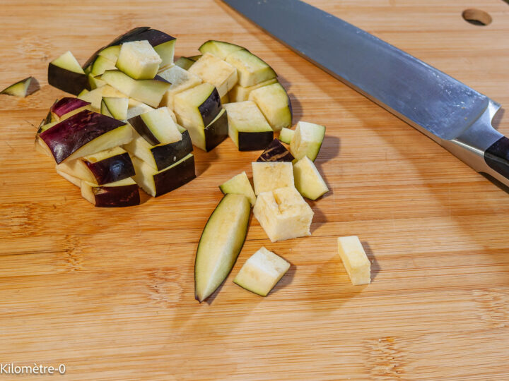 Salade d&rsquo;aubergines, poivrons et tomates : étape 2 — Pour les aubergines, lavez-les et coupez-les en dés.